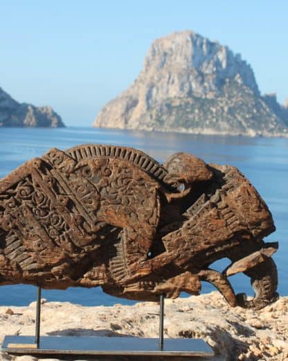 Escultura de madera de Julián Molina en Es Vedrà de Ibiza